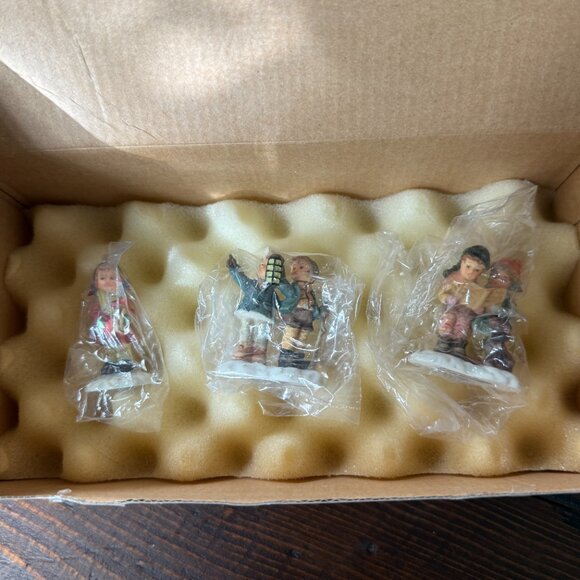 Hawthorne Village - Christmas Village - 3 Figurines - Picture 7 of 7